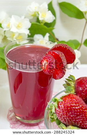 Strawberry juice and fresh strawberries served on the decorated plate