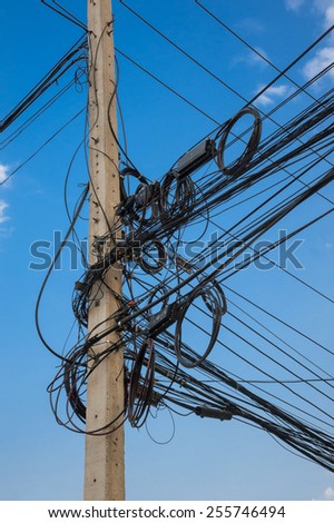 Wire electric in pole it messy and chaotic.