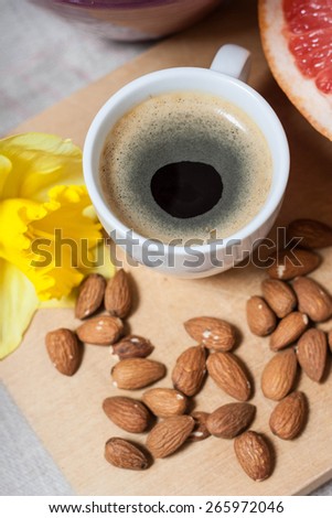 Coffee with almonds and grapefruit