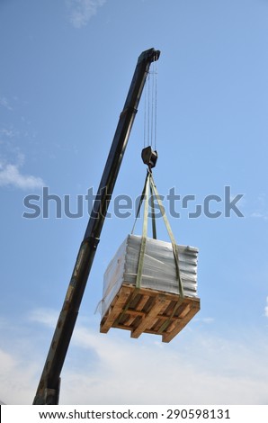 Crane lifting Pallet