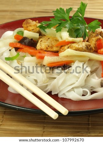 Chinese meal: rice noodles, vegetables and chicken