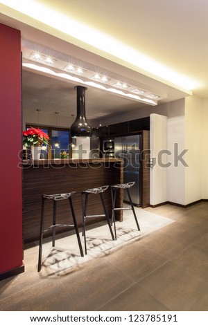 Ruby house - Kitchen counter with three tall bar stools