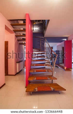 Amaranth house - Stairs with pink wall and metal banister