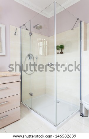 Vintage mansion - a glass shower in a bright bathroom
