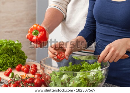 Man wants to add pepper to his girlfriend\'s salad