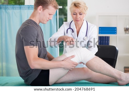 Man with knee injury at physician\'s room