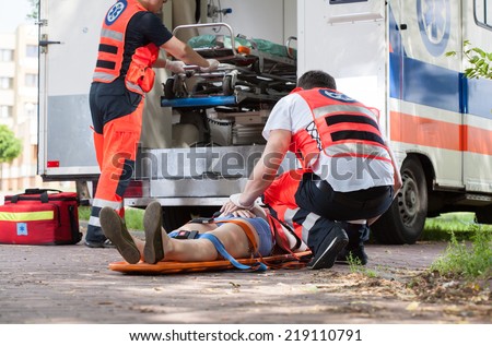 Horizontal view of paramedics during their work