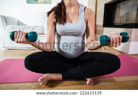 View of training with dumb-bells during pregnancy