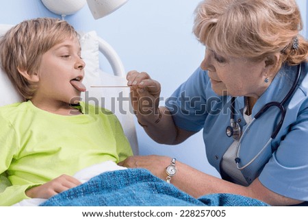 Examination of the throat of ill boy