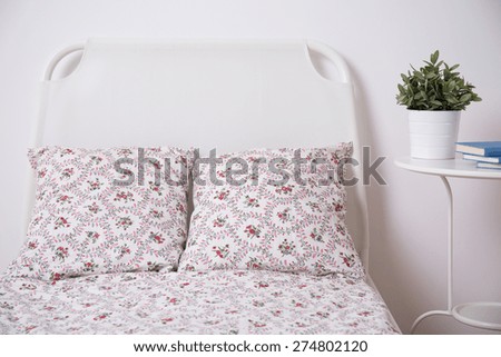 Floral bedding set in teenage girl room