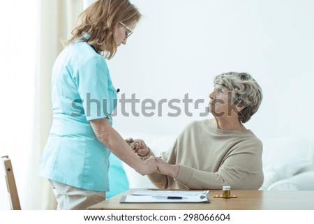 Picture of medic visiting her female old patient at home