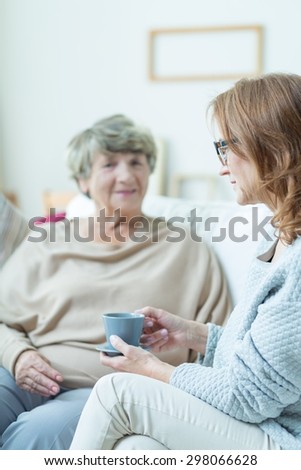 Picture of elderly woman during converastion with helpful friend