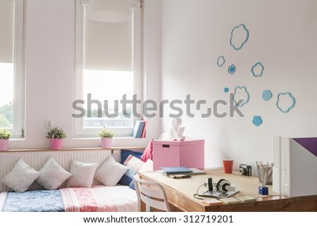 Space for learning and sleeping in teen room