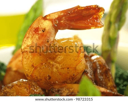 Fried shrimp in salad