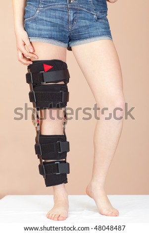 Adjustable angle support for leg or knee injury, front view