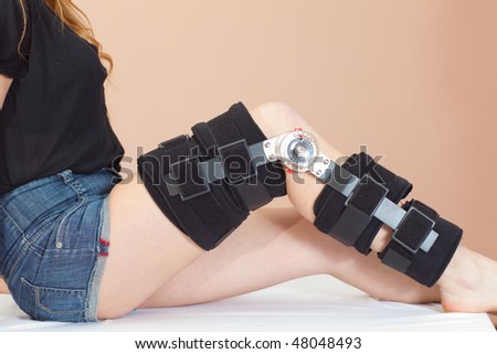 Adjustable angle support for leg or knee injury, side view