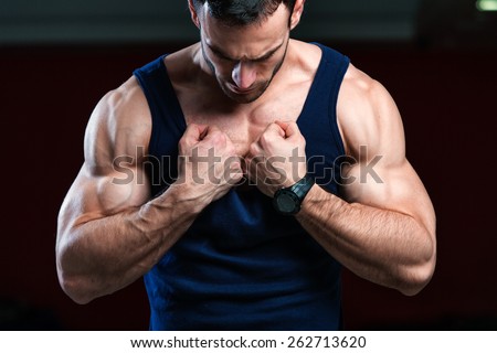 Bodybuilder pulling his shirt