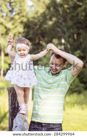 Dad support baby daughter, father\'s love