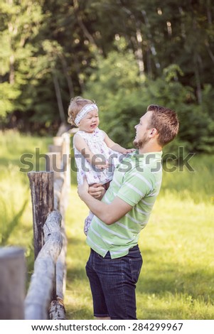 Dad support baby daughter, father\'s love