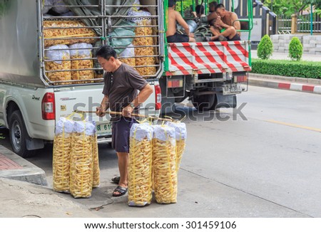 BANGKOK - JULY,30 : The worker carries the pack of fish maw from the truck to the restaurant.This is raw material for delicious Chinese style food. THAILAND JULY,30 2015