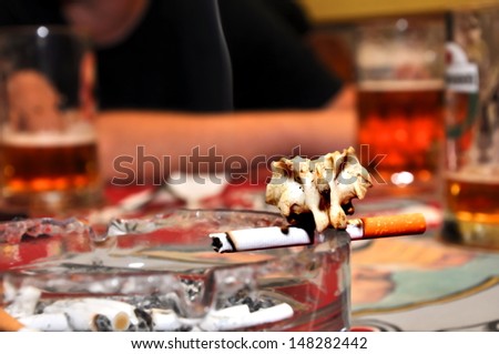 smoking cigarettes in pub, drinking - death