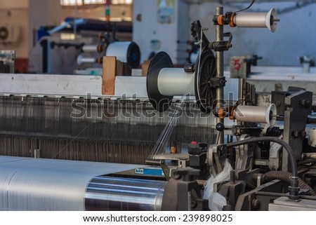 Loom makes cloth factory