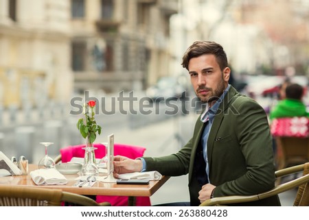 Smart casual outfit man at a restaurant outdoor