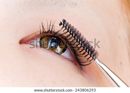 mascara?and colored contact lens