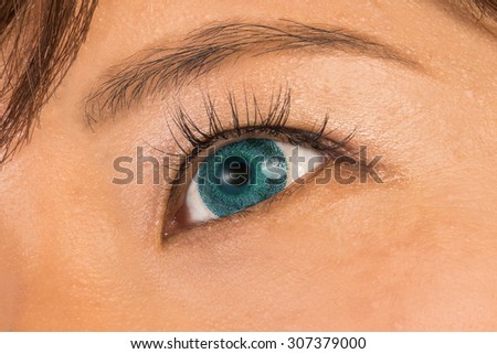 Inexperienced colored contact lenses and eyelashes extension