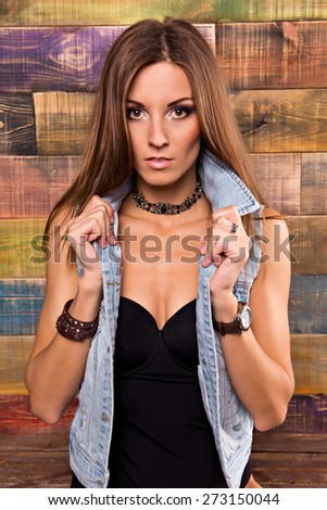 model posing in country style. the girl\'s slim figure