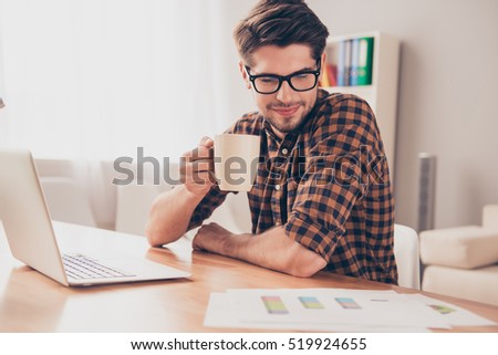 Smart young businessman drinking coffee and reading diagrama