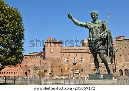 Architectural detail Roman emperor\'s statue in Rome, Italy