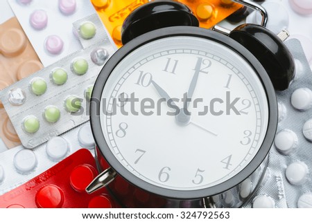 It\'s time to take pills! Medicine and clock