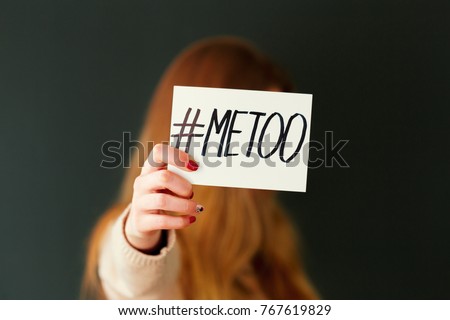 woman showing a note with the text me too