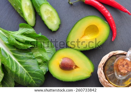 fresh organic avocado, chili pepper, spinach, seasalt, olive oil,