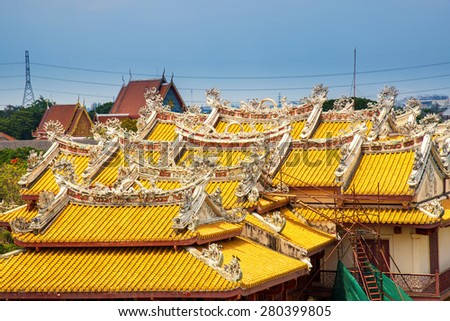Chinese temple\'s roof and painting