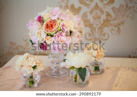 Beautiful flowers on table in wedding day. floral arrangement on the table