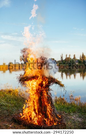 Burning an effigy of straw in the day, 