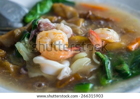 Seafood and Noodles in a Creamy Sauce : Guaitiao Rad Na : delicious tradition thailand food