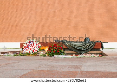 MOSCOW - JUNE 11, 2015: Guard of honor. Alexander\'s garden in Moscow, close by Moscow Kremlin walls. Eternal flame war memorial.
