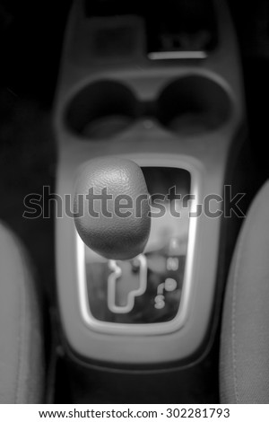 Automatic gearshift in black and white