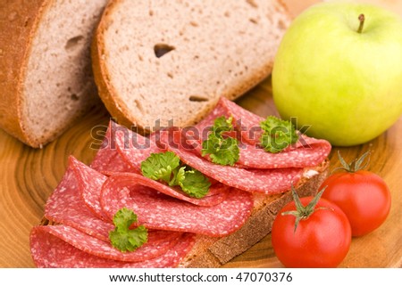 Bread with salami, apple and tomatoes