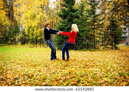 CAFE MASKA OD 00-24h - Page 17 Stock-photo-portrait-of-romantic-young-couple-in-autumn-landscape-wirling-62542885