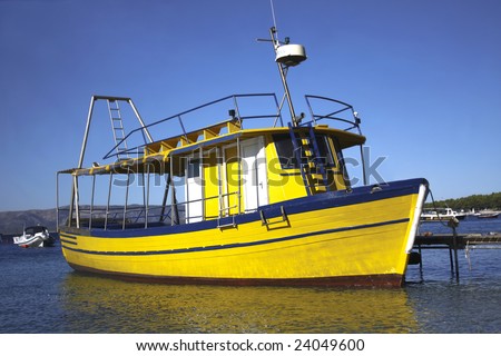 yellow diving boat