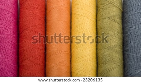Six yarn threads laying next to each other