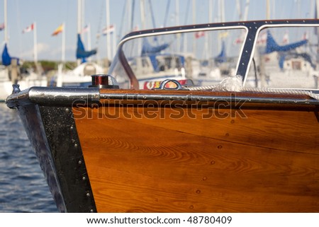 Front of a wooden vintage speed boat in the harbor