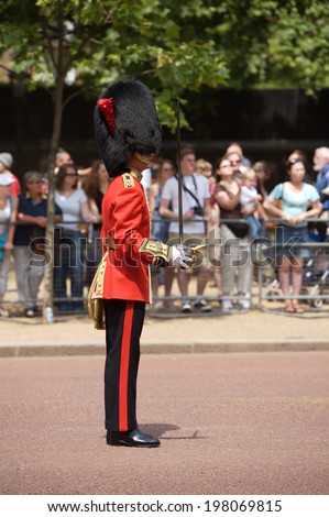 LONDON - JUNE 17: British Royal guards in Buckingham Palace on June 17, 2006 in London, UK