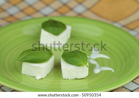 Diet plate with cottage on green plate.