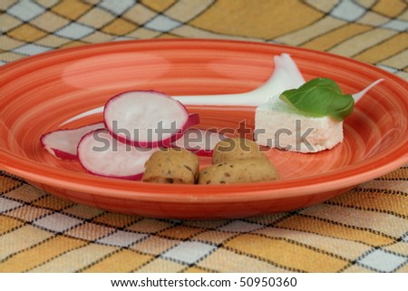 Diet plate with cottage, radishes and cereal breads.