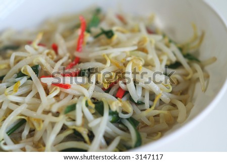 Stir-fried bean sprouts with red chillies and scallions